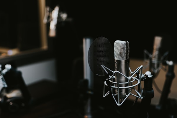 Prise de son en studio avec microphones haut de gamme pour balado